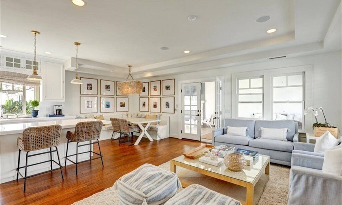 Corona del Mar Condominio | ¡Perfección por el mar! A 3 cuadras del agua en Corona Del Mar.