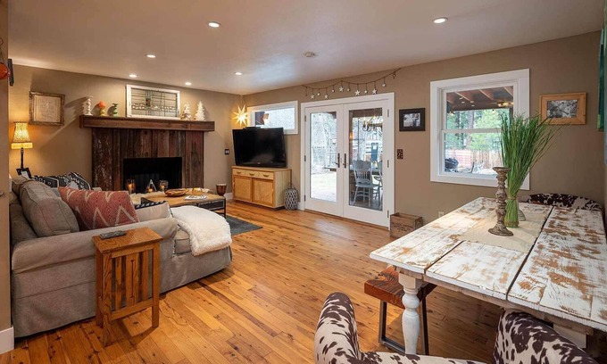 Ponderosa Palisades Casa | Perfectly Appointed, Close to Downtown w/ Summer Backyard Oasis & Hi Speed Wifi