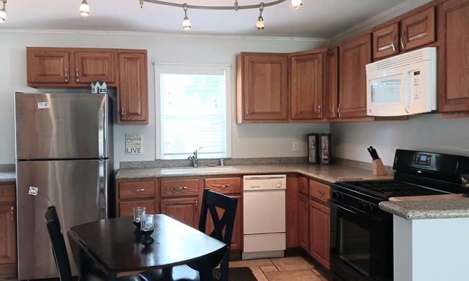 Winthrop Harbor Casa | Perfectly Cozy! Close to so many places. Pet friendly. Great private backyard.