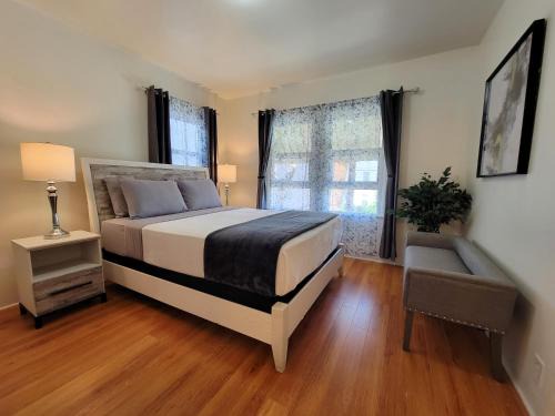 Pico - Robertson Apartamento | Perfectly located Pico Robertson 3 bedroom apartment Walk to restaurants WIFI TV Game Console Parking 5 minutes to Rodeo Drive