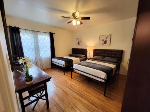Pico - Robertson Apartamento | Perfectly located Pico Robertson ground floor 3 bedroom apartment Walk to restaurants WIFI TV Game Console Parking 5 minutes to Rodeo Drive