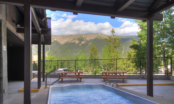 Copper Mountain Village Condominio | Perfectly Located Hotel Room - Ski-In Ski-Out - Steps to the American Eagle/American Flyer chairlifts - MP522H by RedAwning