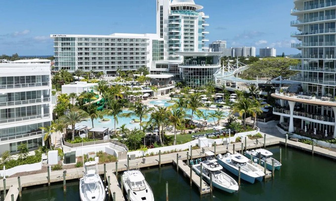 17th Street Causeway Hotel | Perfectly Relaxing Room Near Port Everglades Spot Superyachts Just 4 Miles Away