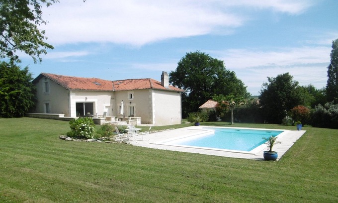 Douchapt Casa | Perigord blanc spacious stone house 3 bedrooms large garden and beautiful swimming pool