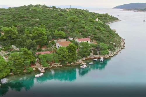 Cove Rogacic Apartamento | Perina Haven - Island Vis Beachfront