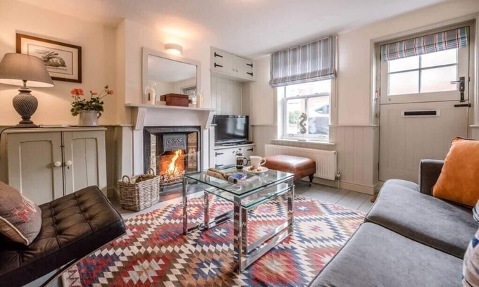 Aldeburgh Casa | Periwinkle, a delightful coastal cottage