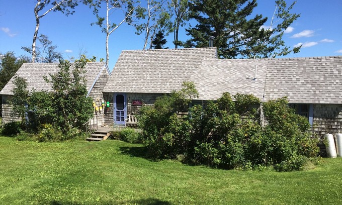 Brooklin Cabaña | PERIWINKLE COTTAGE in Brooklin, Maine