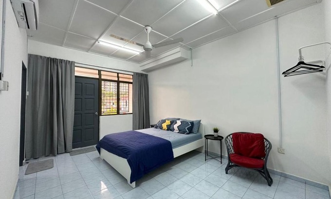 Bandar Baru Permas Jaya Casa | Permas Double Storey 8 Pax WiFi Netflix