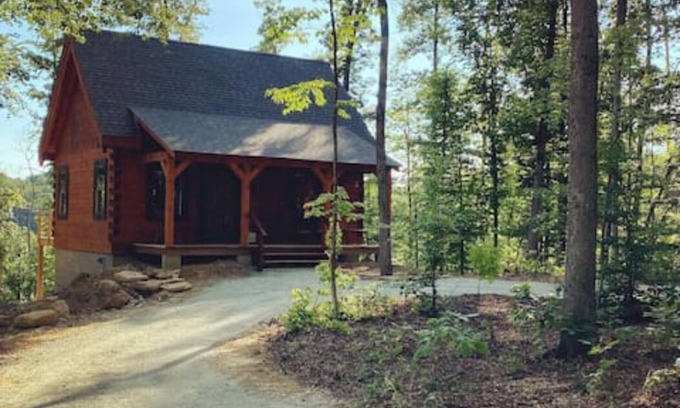 Logan Cabina | Persimmon - Hand hewn private log cabin with views