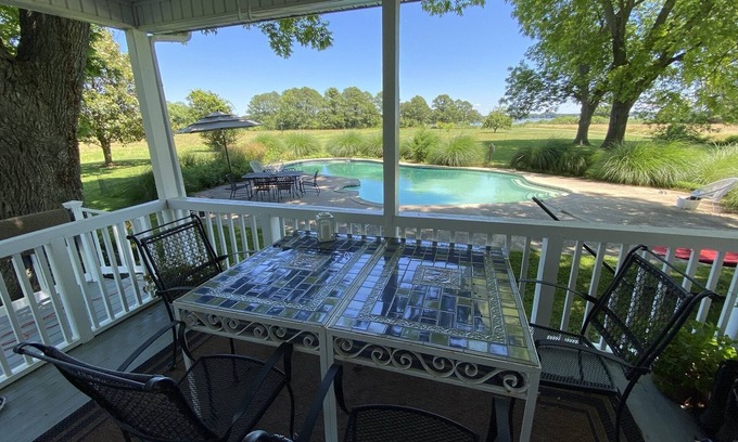 Sherwood Casa | Persimmon Point Waterfront, Dock & Heated Pool Casual Comfortable Fun