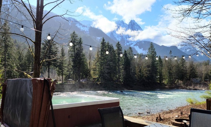 Gold Bar Cabaña | Persis Perch: Charming riverfront, stunning views