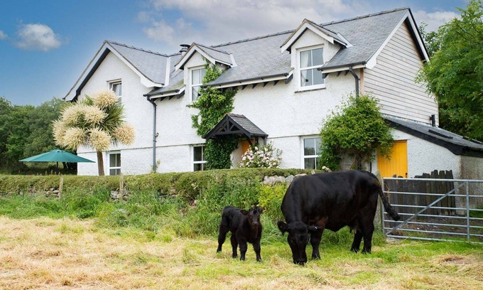 Brynrefail Cabaña | Perthi-Uchaf - a self catering cottage that sleeps 6 guests in 3 bedrooms