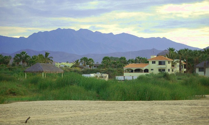 El Pescadero Villa | Pescadero Palace 5BR Guest House con piscina, jacuzzi, frente al surf!