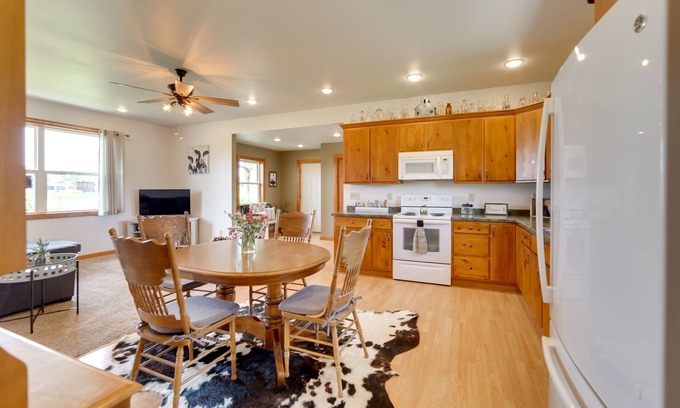 Peshtigo Casa | Peshtigo Dairy Farm Escape: Fire Pit, Grills!