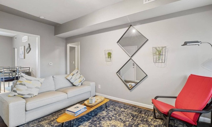 Meridian-Kessler Apartamento | Pet&Baby Friendly 2BR w/ in-unit Laundry *WIFI*