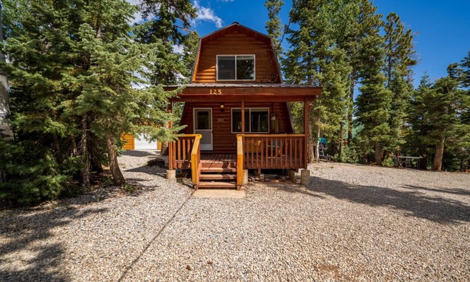 Meadow View Heights Cabina | Pet & Family Friendly Rustic Relaxation Near Parks