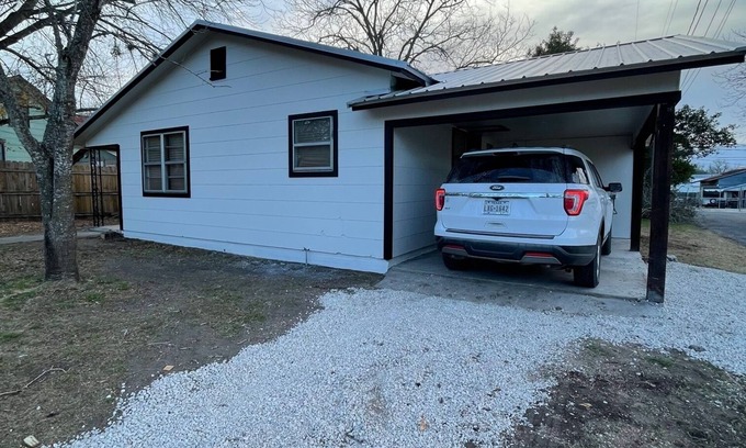 Shiner Casa | Pet friendly 2/1 home - 1 block to downtown Shiner
