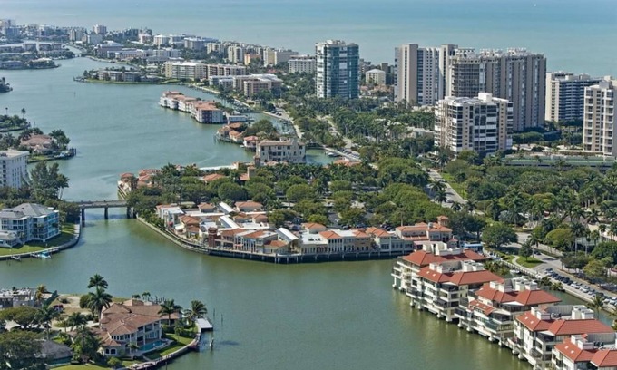 Park Shore Casa | PET FRIENDLY 2/2 HOME IN PARK SHORE TOWNHOME WITH PRIVATE BEACH ACCESS