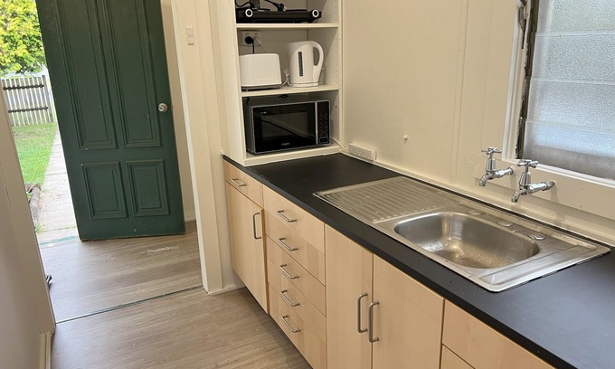 Grafton Casa | Pet Friendly 2 Bedroom Cottage with Yard