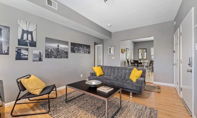 Meridian-Kessler Apartamento | Pet Friendly 2BR Convenient to Stadium & Downtown