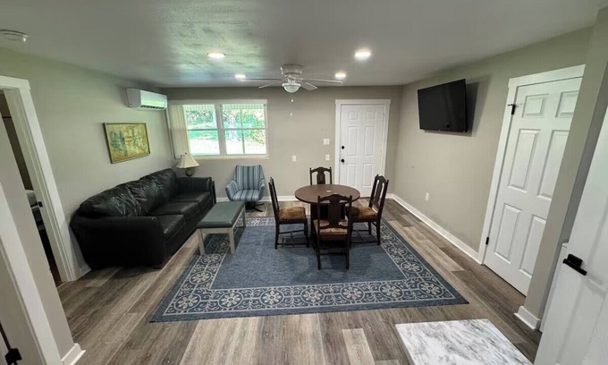 North Northwest Pensacola Apartamento | Pet-Friendly 2BR | Free Parking and Wi-Fi