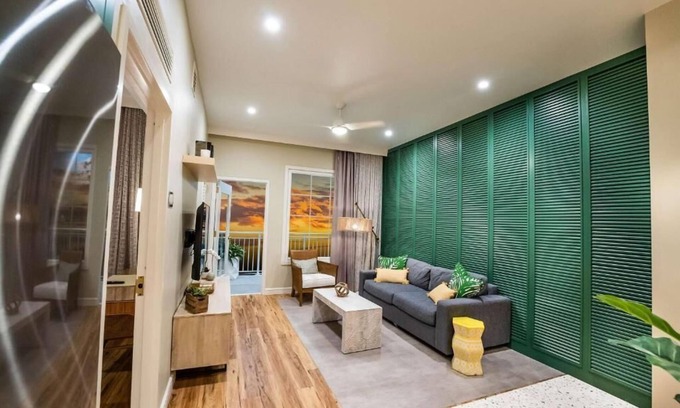 Bay Lake Hotel | Pet-friendly 2BR Suite with Private Balcony, Free Breakfast, Shuttle & Parking!