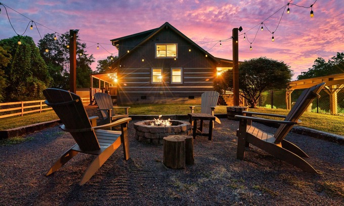 Kodak Cabina | Stunning Hillside Cabin w/ Hot Tub & Game Room