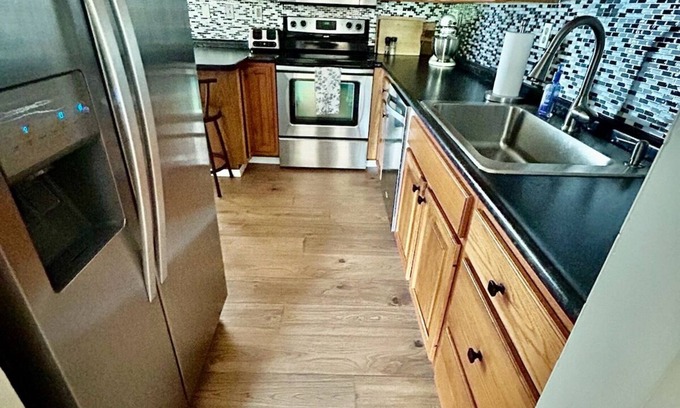 Plum Casa | Pet-friendly 3-bdr house on cul-de-sac, next to Oakmont & 17 mi to Pittsburgh!