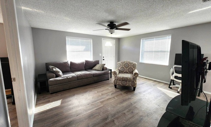 Braden River Casa | Pet Friendly 3 Bedroom Home With Fenced Yard