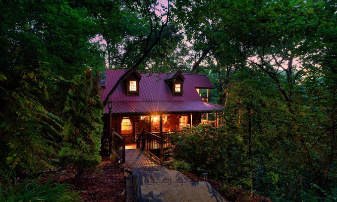 Sevierville Cabina | Pet Friendly! 3 Decks, Hot Tub, Fire Pit, Games, Views