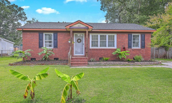 Goose Creek Casa | Pet-Friendly 3BR Home with Deck in the Heart of Goose Creek, SC