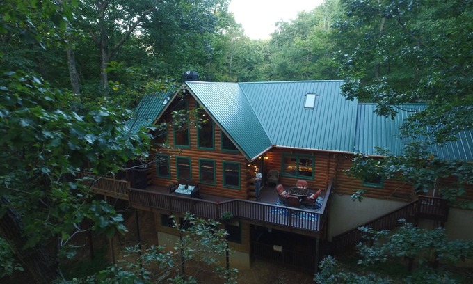 Tate Cabina | PET Friendly 4 Bed LOG CABIN! Golfing, Two Pools, Hiking & Private Fishing Lake!