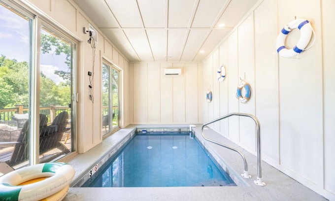 Sevierville Cabina | *Pet-friendly 4BD w/ POOL! Hot Tub + Near Lake!*