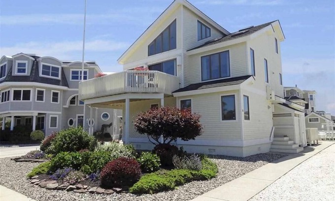 Avalon Casa | Pet Friendly, 5 Bedroom, 4 bath home close to the beach!