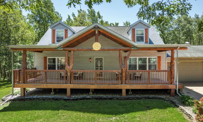 Lyndon Station Cabina | Dog-friendly 6-acre home, game room, deck, 5BR, sleeps 15 W/D, WI Dells 10min