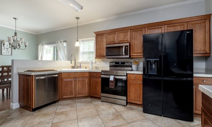 Brevard Casa | Pet friendly 8 min to Brevard - canoes & paddle board!