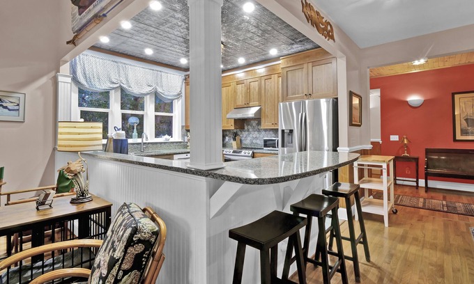 Southport Cabaña | PET FRIENDLY Adorable 3 bedroom/3 bath cottage in convenient island location.