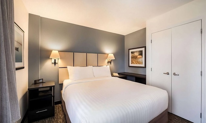 North Arlington Hotel | Pet-friendly Accommodation, Kitchen, Near Hurricane Harbor Arlington!