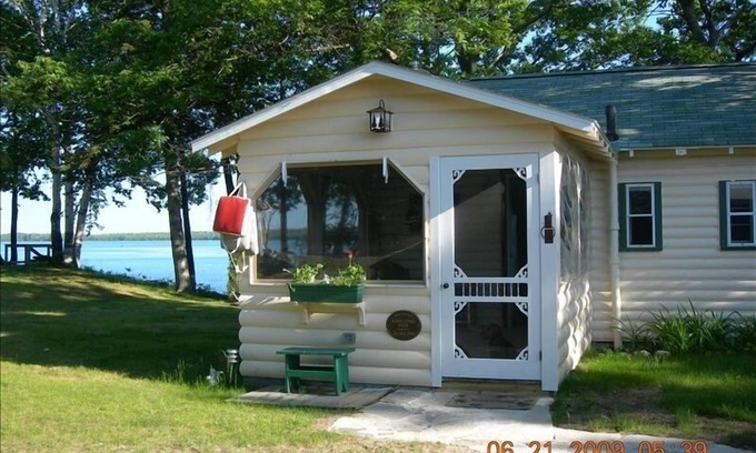 Carp Lake Cabaña | Se aceptan mascotas, Acorn Cottage. Nuestra cabaña es nuestro hogar, ¡también se sentirá como en casa!