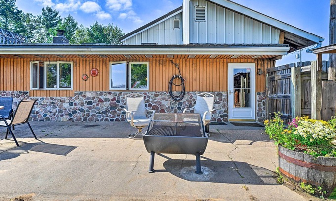 Amherst Casa | Pet-Friendly Amherst Earth Home Near Downtown
