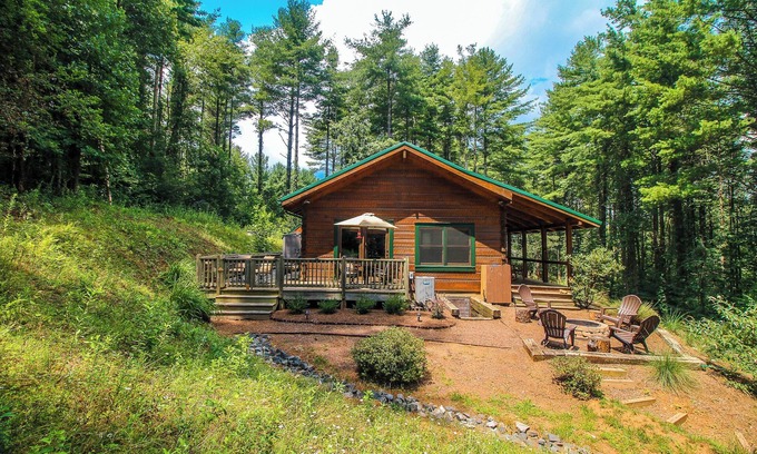 West Jefferson Cabina | Pet Friendly and Fall is Coming Soon!