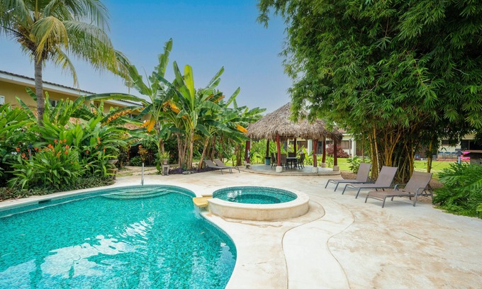 Matapalo Apartamento | Pet-friendly apartment with W/D and a refreshing outdoor pool