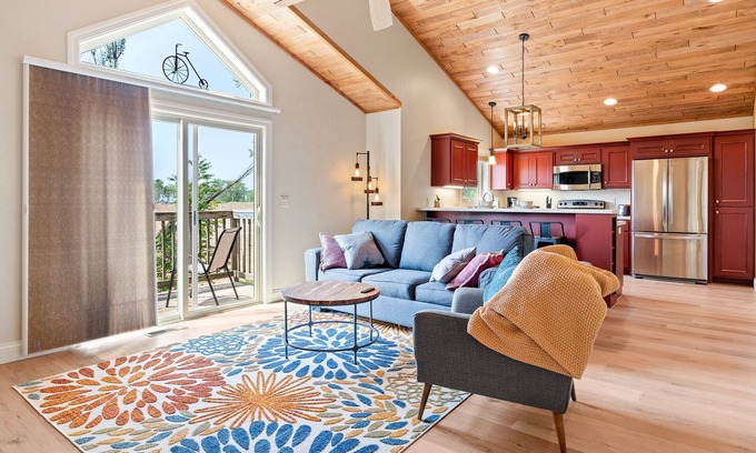 Sturgeon Bay Condominio | Pet friendly Apartment in Sturgeon Bay- Proximity to restaurants and bars!