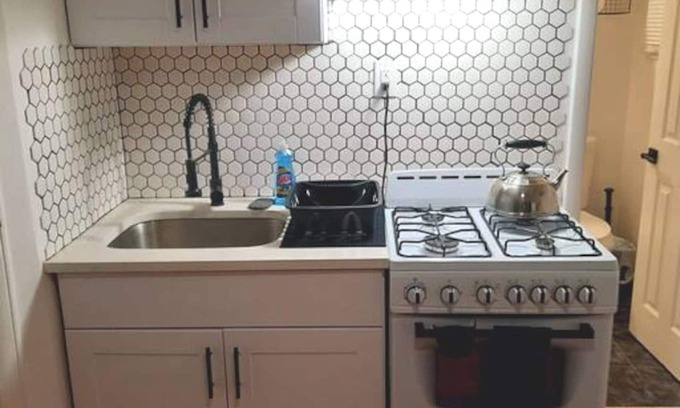 West New York Apartamento | Pet Friendly Apartment minutes from NYC!