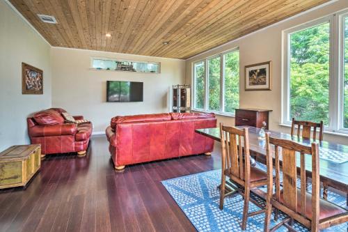 Apache Shores Casa | Pet-Friendly Austin Home with Deck, Yard, and Views!