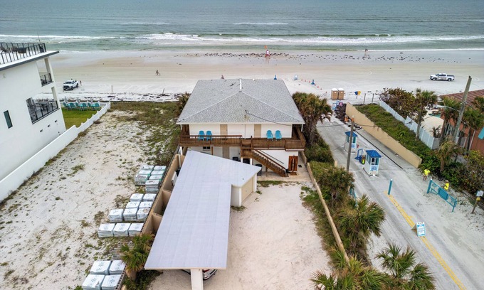 New Smyrna Beach Apartamento | Pet Friendly Direct Oceanfront Angel Inn the Sand - Gecko Unit Downstairs South