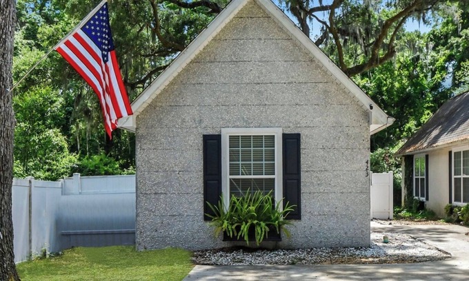 Saint Simons Island Cabaña | Pet friendly, beautiful mid island cottage only 3 miles from the beach!