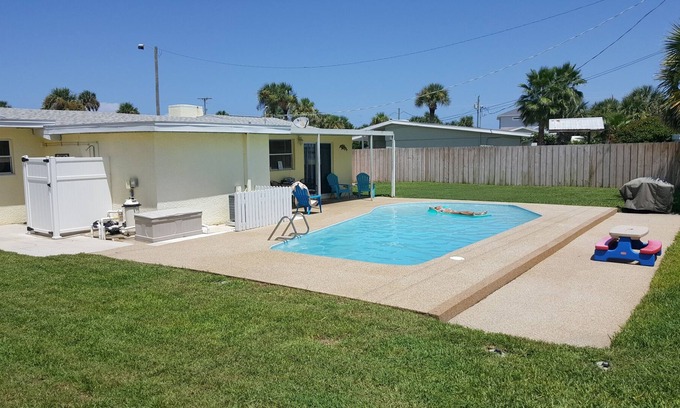 Ormond Beach Plaza Casa | Pet Friendly Beach House con piscina. La playa está a solo 1 minuto a pie.