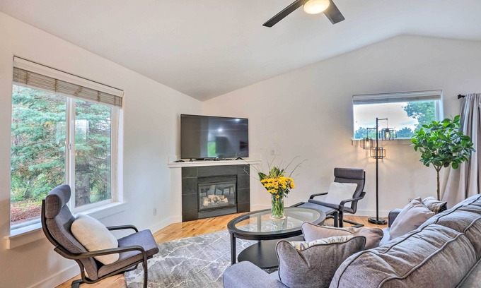 Mountain View District Casa | Pet-Friendly Bend Home w/ Hot Tub & Patio!