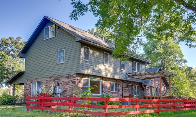 Benton County Casa | Pet-Friendly Bentonville Retreat w/ Peaceful Deck!
